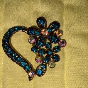 Pin, blue w/MOP crystals rhinestones in heart shape w/ flowers. $10
